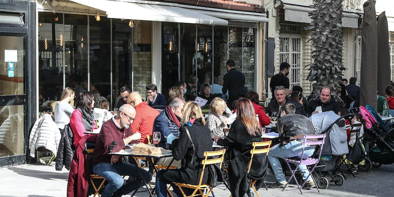 I tavolini all'aperto di un ristorante sul lungomare a Ostia (ANSA/EMANUELE VALERI)