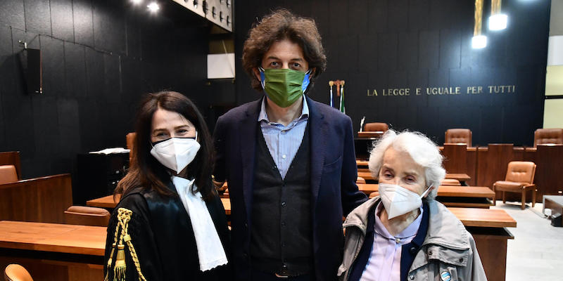 Marco Cappato e Mina Welby, al centro e a destra, con l'avvocata Filomena Gallo, dopo la sentenza di assoluzione della Corte d'Appello, il 28 aprile 2021 (ANSA/LUCA ZENNARO)