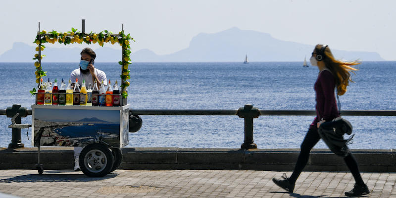 Un venditore di granite sul Lungomare Caracciolo a Napoli (ANSA/CIRO FUSCO)