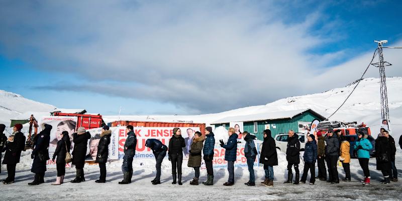 Persone in coda per votare a Nuuk, la capitale della Groenlandia, martedì 6 aprile (Emil Helms/ Ritzau Scanpix via AP)