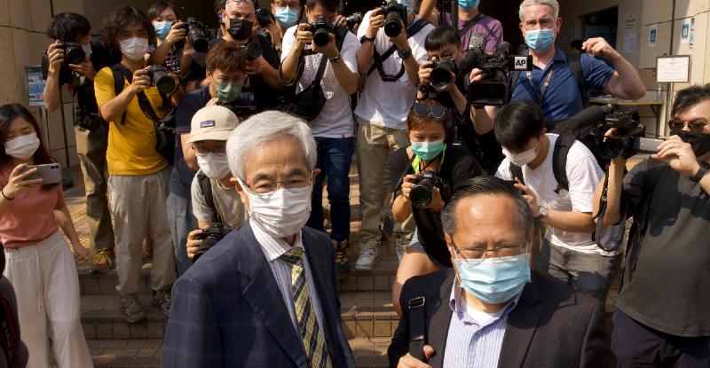 L'ex parlamentare Martin Lee (sinistra) e l'avvocato Albert Ho arrivano al tribunale di Hong Kong per la sentenza. 1 aprile 2021 (AP Photo/ Vincent Yu)