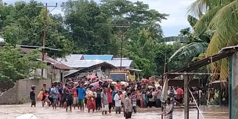 Persone evacuate a Malaka Tengah, nella provincia di Nusa Tenggara orientale, Indonesia. 5 aprile 2021. (AP Photo)
