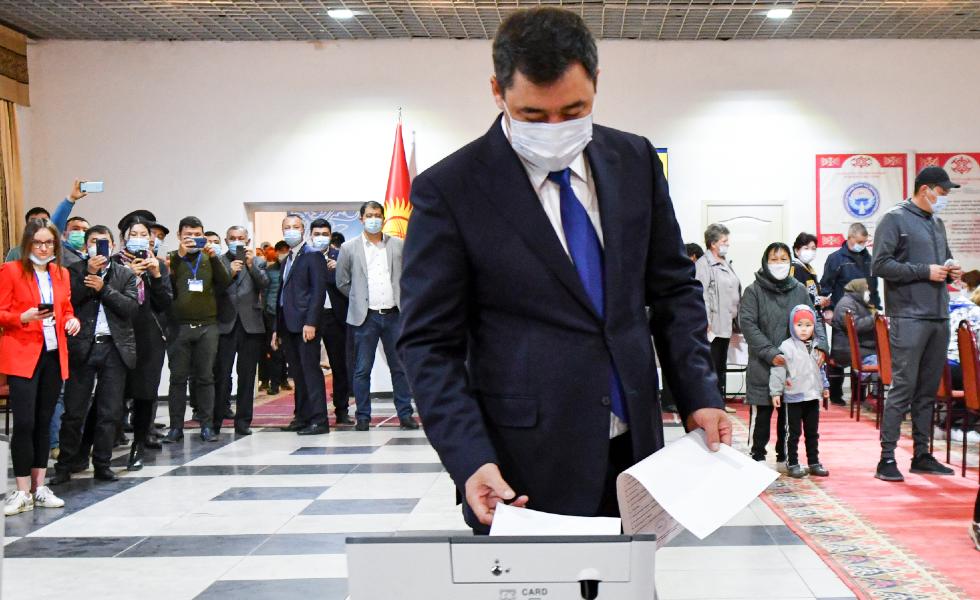 Il presidente del Kirghizistan Sadyr Japarov vota nel referendum di domenica per l'approvazione di una nuova Costituzione che gli darebbe più poteri (AP Photo/ Vladimir Voronin)