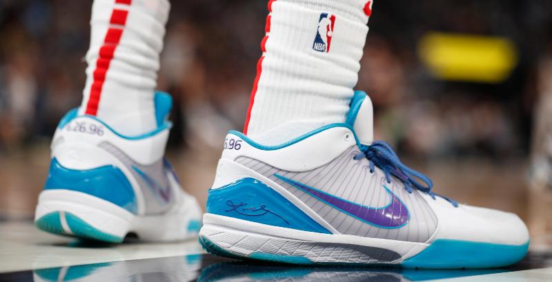 Il giocatore degli Houston Rockets Danuel House indossa un paio di "signature shoes" di Kobe Bryant durante una partita a inizio 2020. (AP Photo/ David Zalubowski)