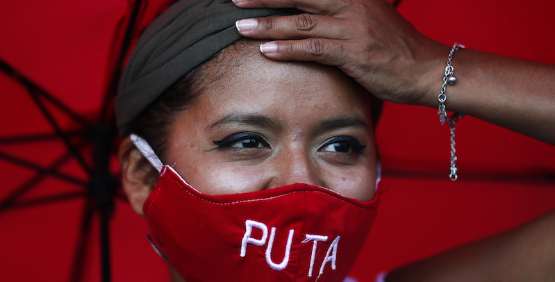In piazza per lo sciopero internazionale femminista dell'8 marzo 2021, Buenos Aires, Argentina. Alcuni movimenti e associazioni di sex workers rivendicano l'uso e la riappropriazione della parola "puttana", storicamente utilizzata come un insulto (Marcos Brindicci/Getty Images)