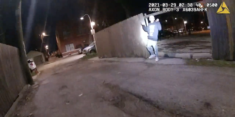 Uno screenshot del video della bodycam dell'agente che ha sparato ad Adam Toledo, pubblicato dalla Polizia di Chicago