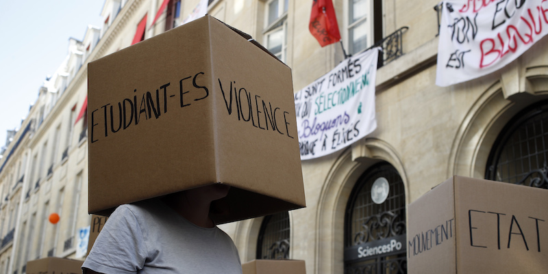 Protesta a Science Po Paris, aprile 2018 (AP Photo/Francois Mori)