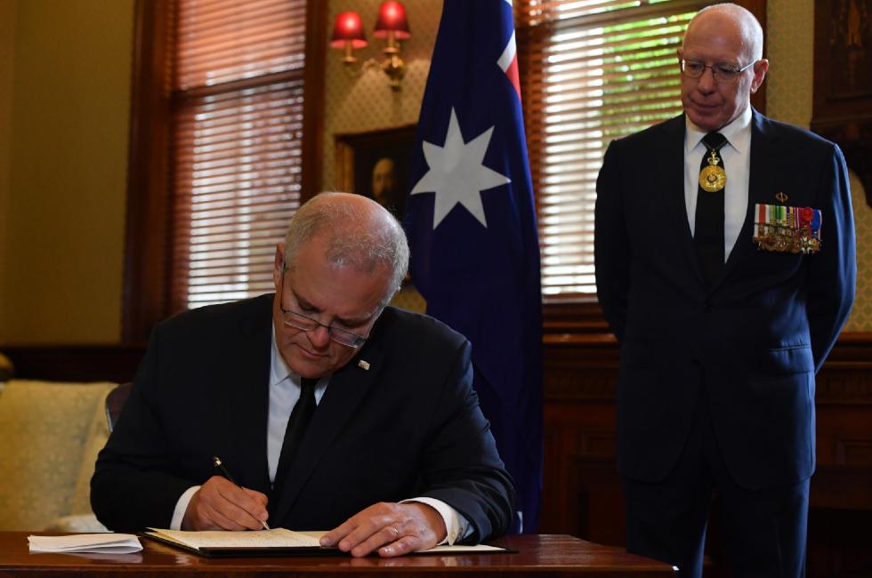 Il primo ministro australiano Scott Morrison firma un libro di condoglianze per ricordare il principe Filippo, marito della regina Elisabetta II del Regno Unito, morto ieri a 99 anni (EPA/ Mick Tsikas via ANSA)