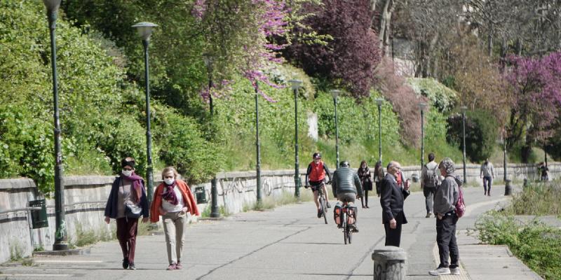 Persone passeggiano in riva al Po a Torino. (ANSA/ Jessica Pasqualon)