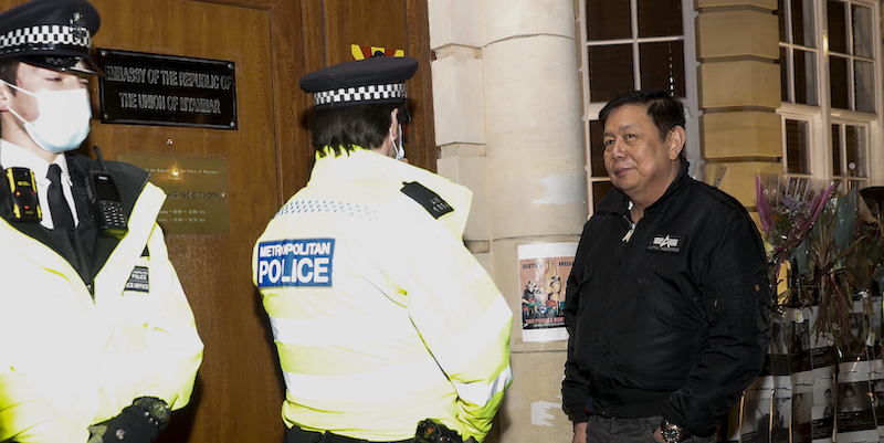 Kyaw Zwar Minn, a destra, davanti all'ambasciata del Myanmar a Londra (AP Photo/Alastair Grant)