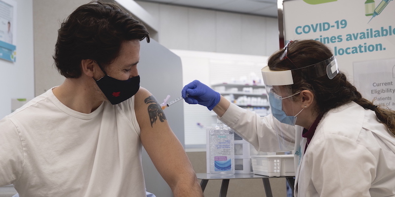 Il primo ministro canadese Justin Trudeau (49) riceve la sua prima dose di vaccino AstraZeneca contro il coronavirus, Ottawa, 23 aprile
(Adrian Wyld/The Canadian Press via AP)
