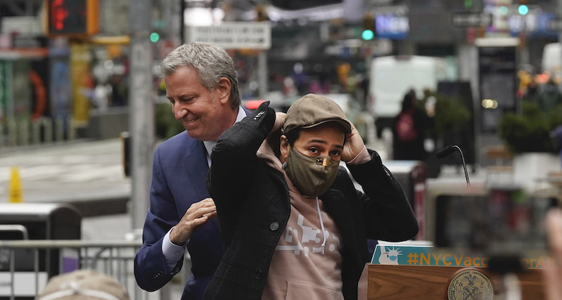 L'attore Lin-Manuel Miranda (41) con il sindaco di New York Bill de Blasio a Times Square dopo aver visitato un centro vaccinale contro il coronavirus, New York, 12 aprile
(AP Photo/Richard Drew)