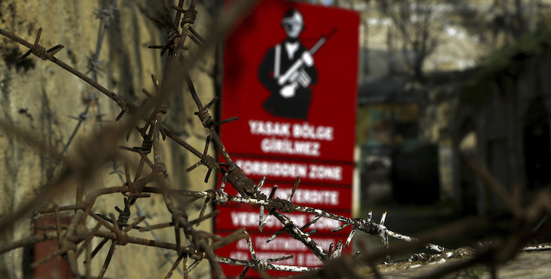 Un particolare del muro che divide Nicosia, la capitale di Cipro, tra la parte greca e quella turca (AP Photo/Petros Karadjias)