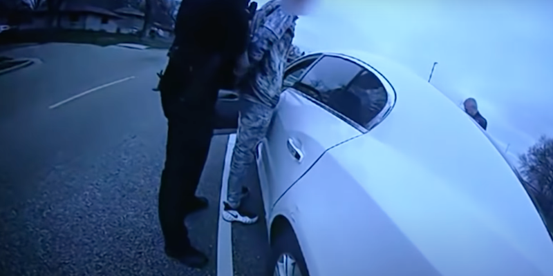 Un fermo immagine del video dell'arresto di Wright, ripreso dalla bodycam di Kim Potter