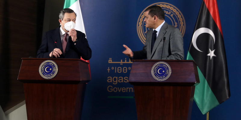 Mario Draghi e il primo ministro libico Dbeibah a Tripoli (EPA/STR)