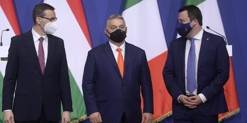 Da sinistra, Mateusz Morawiecki, Viktor Orbán e Matteo Salvini giovedì a Budapest (EPA/SZILARD KOSZTICSAK)