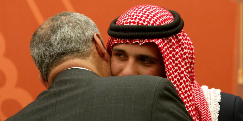 Il principe giordano Hazmah nel 2004, quando ancora era l'erede al trono (Salah Malkawi/Getty Images)