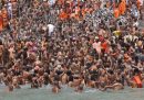 In India il coronavirus non ha fermato il grande bagno rituale nel Gange