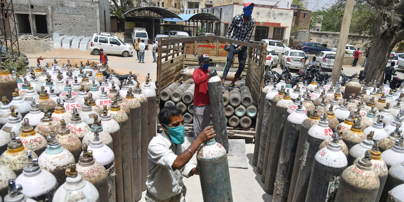 Alcuni uomini preparano bombole di ossigeno da inviare a Nuova Delhi, in India. La foto è stata realizzata ad Ajmer, nello stato indiano del Rajastan. (Shaukat Ahmed/Pacific Press via ZUMA Wire)