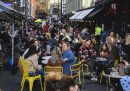 Il primo giorno di riaperture in Inghilterra
