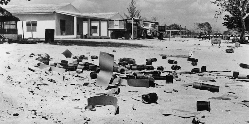 Resti di artiglieria sulla Playa de Giron, a Cuba, spiaggia della Baia dei Porci (Graf/Three Lions/Getty Images)