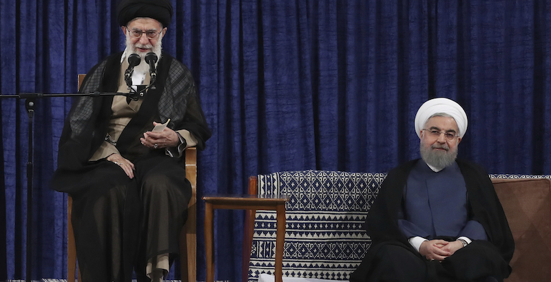 La Guida suprema Ali Khamenei, a sinistra, e il presidente Hassan Rouhani, a Teheran il 3 agosto 2017 (Iranian Presidency Office via AP)