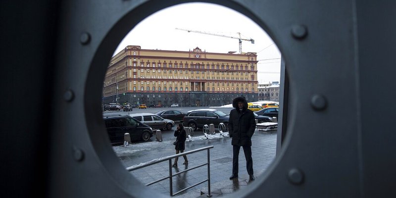 La vecchia sede del KGB in piazza Lubjanka, a Mosca, oggi sede dei servizi segreti russi, fotografata nel 2015 (AP Photo/Pavel Golovkin)