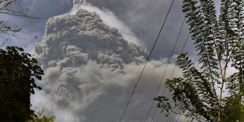 L'eruzione del vulcano La Soufrière, a Saint Vincent, il 9 aprile 2021 (AP Photo/Orvil Samuel, La Presse)