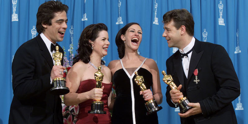Benicio Del Toro, Marcia Gay Harden, Julia Roberts e Russell Crowe con i loro premi – Oscar 2001, 25 marzo
(Kevin Winter/Getty Images)