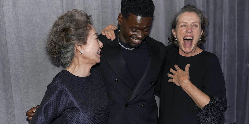 Yuh-Jung Youn, Daniel Kaluuya e Frances McDormand dopo la cerimonia (AP Photo/Chris Pizzello, Pool)