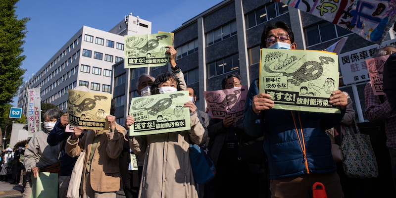 Una protesta davanti alla residenza del primo ministro giapponese contro la decisione di riversare l’acqua contaminata accumulata nella centrale nucleare di Fukushima nell’oceano Pacifico, il 12 aprile 2021, Tokyo (Takashi Aoyama/Getty Images)