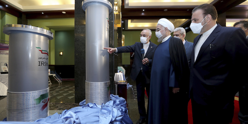 Il presidente iraniano Hassan Rouhani in visita il 10 aprile all'impianto nucleare di Natanz (Iranian Presidency Office via AP, File)