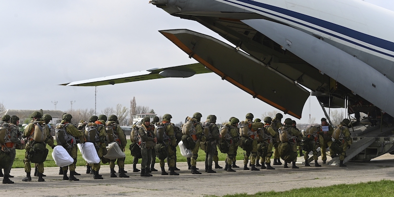 Soldati russi si imbarcano su un velivolo per un'esercitazione militare a Taganrog, non lontano dal confine con l'Ucraina (AP Photo)