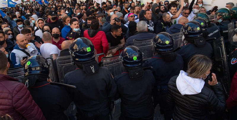 A Roma, davanti alla Camera, ci sono stati scontri tra la polizia e alcuni commercianti che protestavano contro le restrizioni