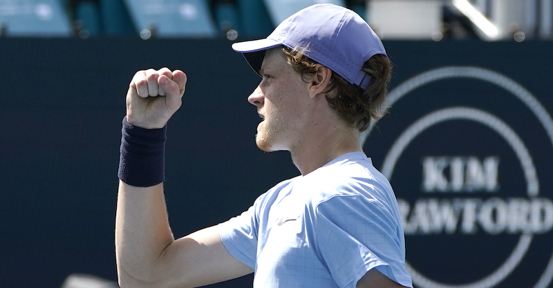 Jannik Sinner durante la semifinale dell'Open di Miami (AP Photo/Lynne Sladky)