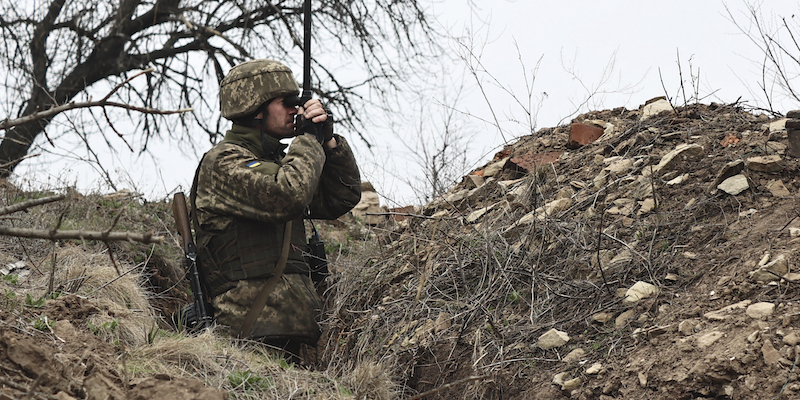 Un soldato ucraino lungo la linea di confine con il Donbass (AP Photo)
