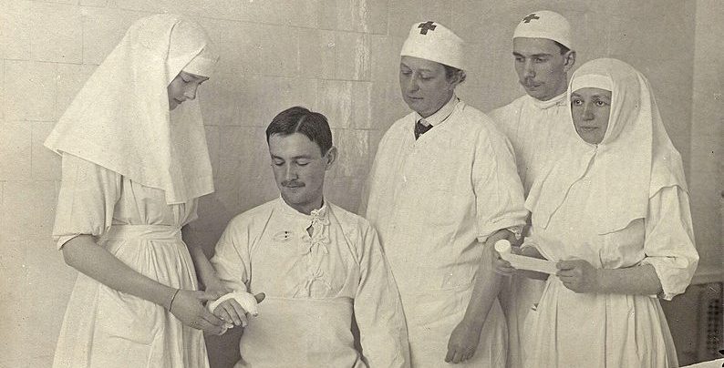Vera Gedroits (a destra) con altri medici e un paziente (Wikimedia)