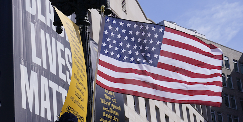 Una bandiera degli Stati Uniti con 51 stelle invece di 50, sventolata nel marzo del 2020 a Washington D.C. alcuni giorni prima che venisse presentato al Congresso il progetto di legge per rendere la città uno Stato (AP Photo/Susan Walsh)