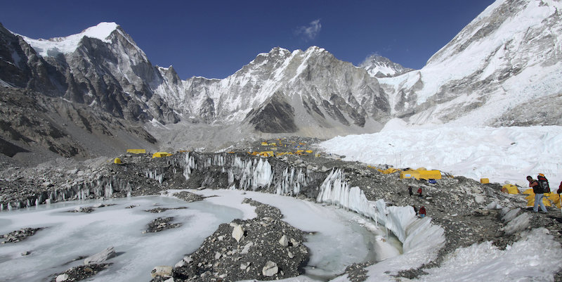 Le tende nel campo base dell'Everest, in Nepal (AP Photo/Tashi Sherpa, File)