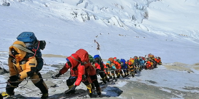 Alpinisti impegnati nella scalata dell'Everest, nel 2019 (AP Photo/Rizza Alee, File)
