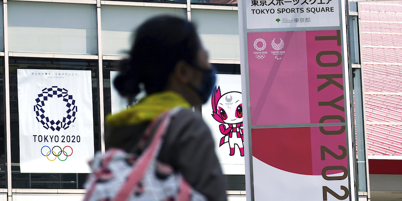 Una donna con la mascherina cammina a Tokyo, in Giappone (AP Photo/Eugene Hoshiko)