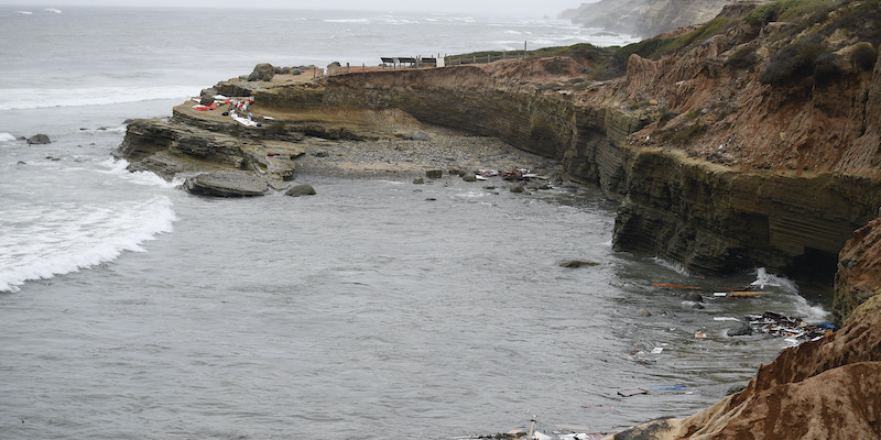 I detriti della barca capovolta e distrutta al largo di San Diego, in California (AP Photo/Denis Poroy)