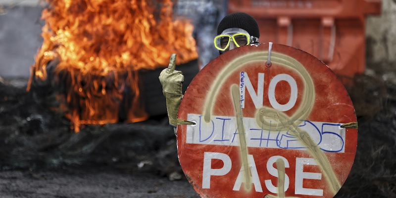Uno dei manifestanti a Cali, in Colombia, il 3 maggio 2021 (AP Photo/Andres Gonzalez)