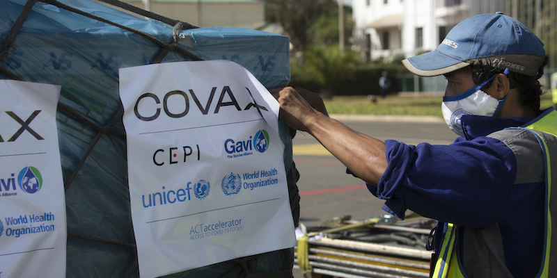 Un carico di COVAX in arrivo all'aeroporto di Antananarivo, in Madagascar, l'8 maggio 2021 (AP Photo/Alexander Joe)