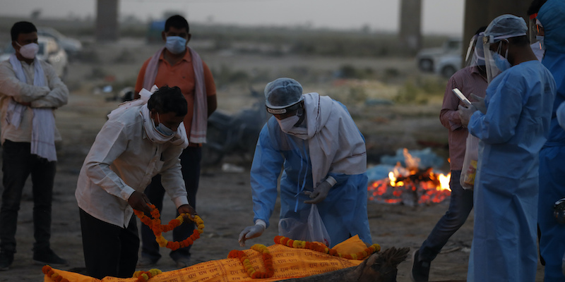 In India sono state trovate decine di corpi nel fiume Gange, e si sospetta che siano persone morte di COVID-19 che non era possibile cremare