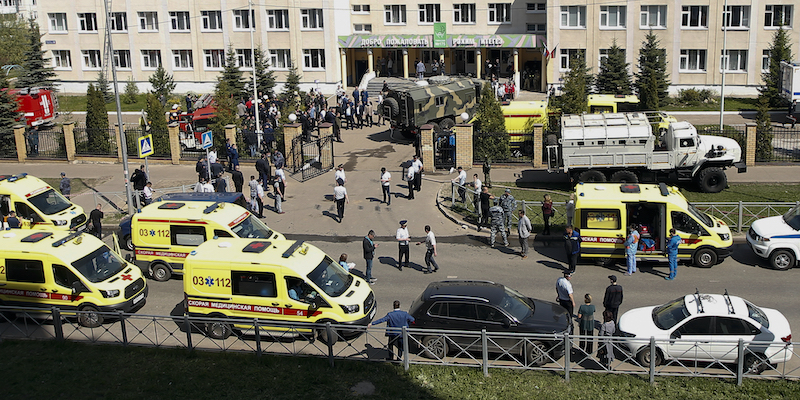 Operazioni di soccorso nella scuola di Kazan dove è avvenuta la sparatoria (AP Photo/Roman Kruchinin)