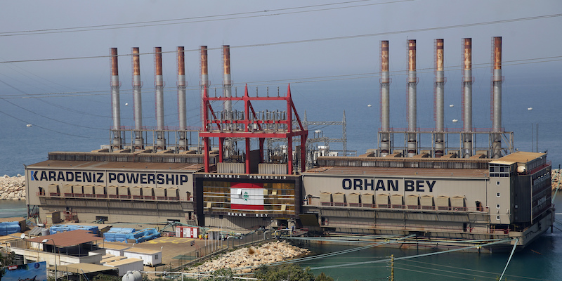 Una delle due chiatte da cui Karpowership fornisce elettricità al Libano (AP Photo/Hussein Malla, File)