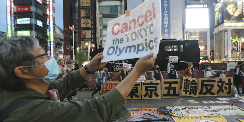 Un manifestante durante una protesta contro le Olimpiadi, a Tokyo, in Giappone, lunedì 17 maggio 2021 (AP Photo/Koji Sasahara)