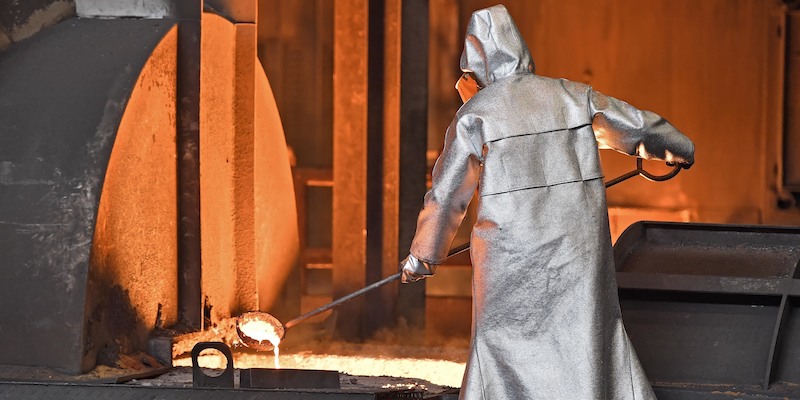 Un lavoratore dell'acciaio a Duisburg, in Germania (AP Photo/Martin Meissner, File)