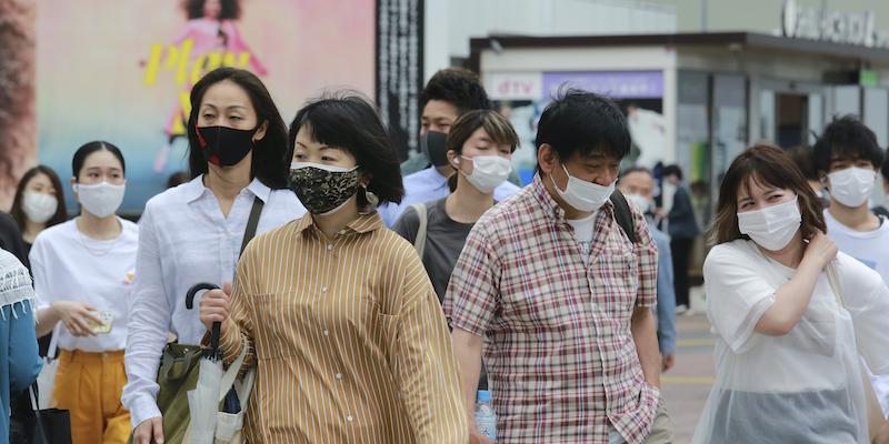 Persone camminano per le strade di Tokyo, la capitale del Giappone (AP Photo/Koji Sasahara)